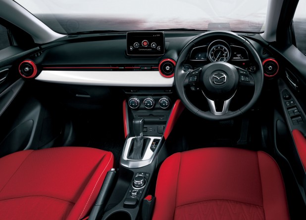 「真赤なシートのマツダ・デミオ特別仕様車は価格171万7200円から」の2枚目の画像