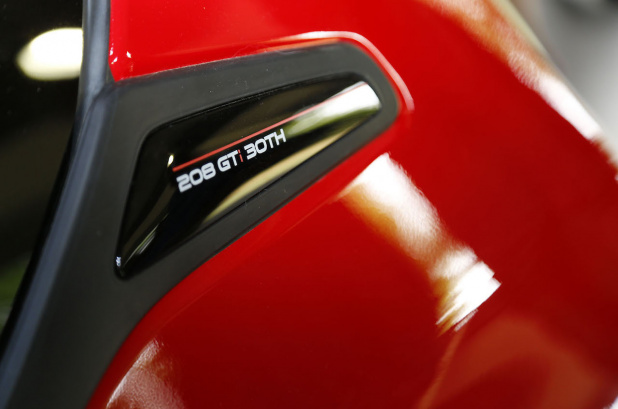 「205GTi発売30周年を記念した「プジョー208 GTi 30th Anniversary」が50台限定で登場」の1枚目の画像