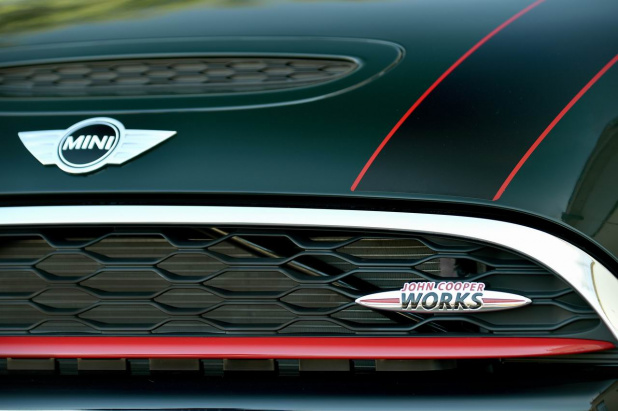 「BMWミニのホットモデル「ジョン・クーパー・ワークス」がサーキットを駆け抜ける」の7枚目の画像