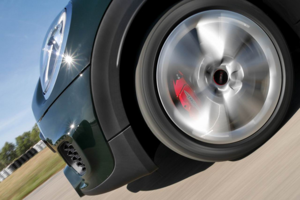 「BMWミニのホットモデル「ジョン・クーパー・ワークス」がサーキットを駆け抜ける」の24枚目の画像