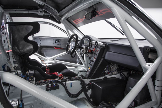 「ポルシェの市販レーサー「911GT3R」は500馬力以上の直噴エンジン」の9枚目の画像