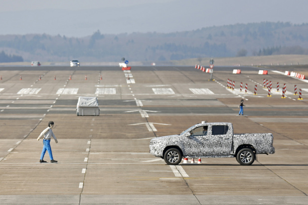 「自動ブレーキテスト中のトヨタ次世代ハイラックスを目撃！」の6枚目の画像