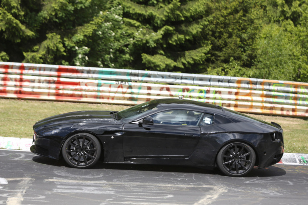 「アストン・マーティン次世代モデルがニュルで高速テスト開始!」の3枚目の画像
