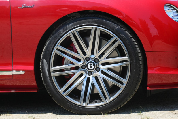 「圧倒的な性能と快適性！「Continental GT Speed」の実力とは？」の3枚目の画像