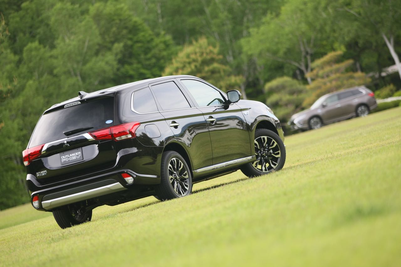 三菱アウトランダー アウトランダーphevがビッグマイナーチェンジで迫力ある顔つきに Clicccar Com