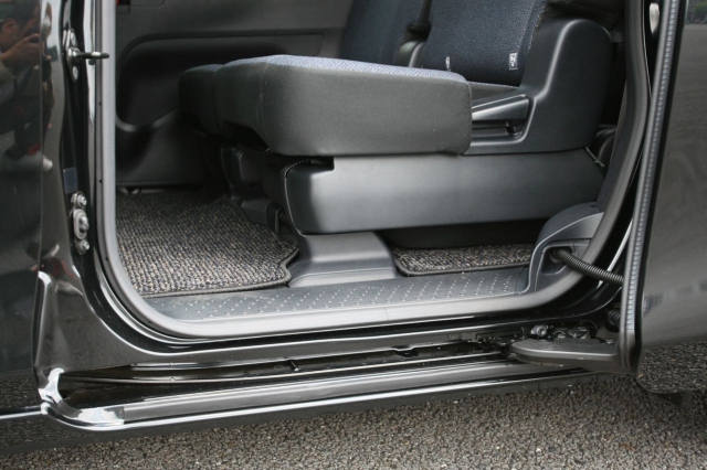 赤ちゃんを抱っこしたママでも楽に乗り降りできる軽自動車 コンパクトカー6車 Clicccar Com