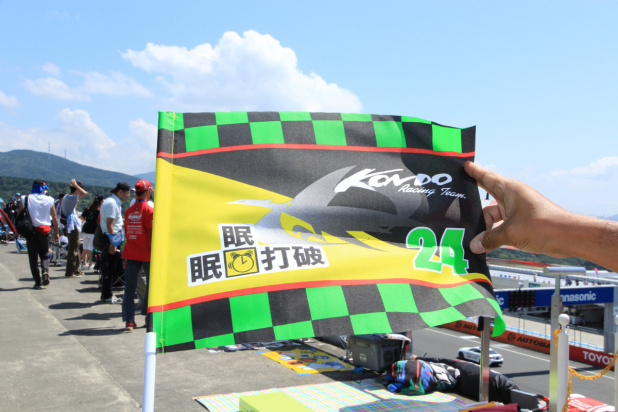 「優勝したKONDO Racing TEAMとタッグを組む「眠眠打破」応援隊の感動シーン！」の23枚目の画像