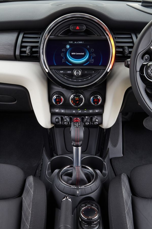 Mini 画像 燃費向上でエコカー減税対象車になったmini Cooper Cooper Sも装備充実 Clicccar Com