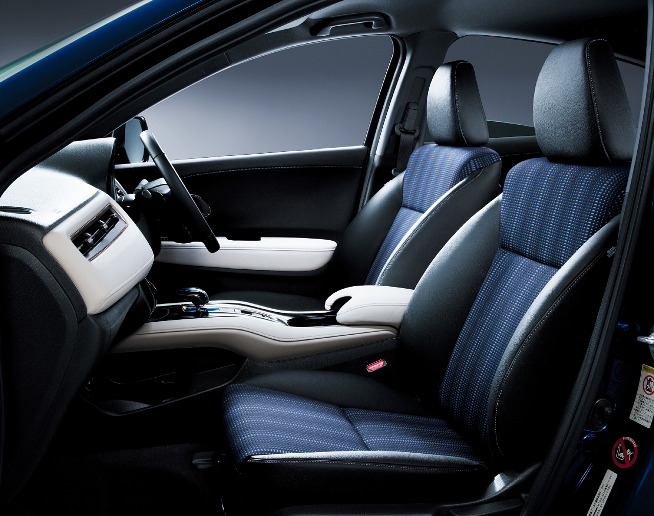 Vezel 005h 画像 人気ナンバーワンsuv ホンダ ヴェゼルの特別仕様車は専用色の赤いボディ Clicccar Com
