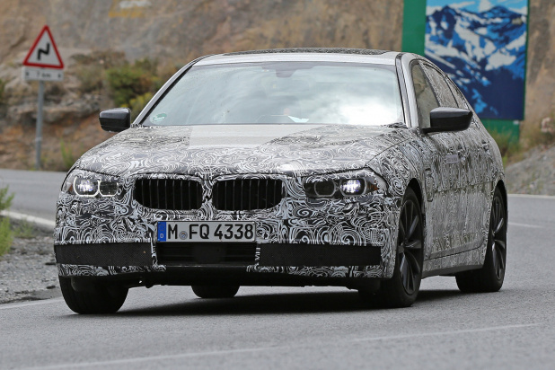 「BMW新型5シリーズの次世代LEDコロナリング点灯姿をキャッチ」の1枚目の画像