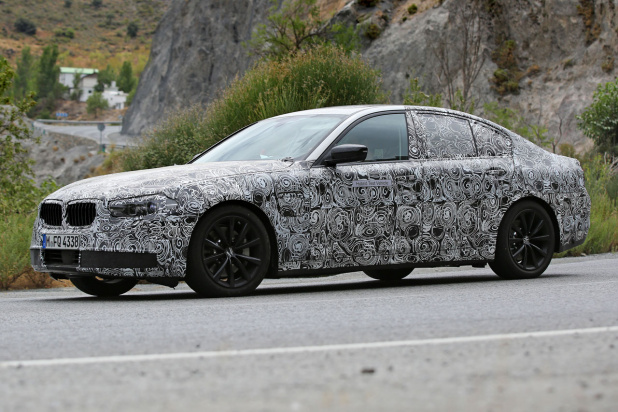 「BMW新型5シリーズの次世代LEDコロナリング点灯姿をキャッチ」の2枚目の画像