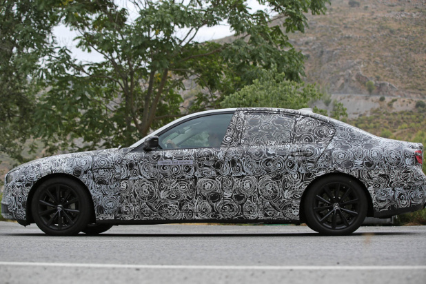 「BMW新型5シリーズの次世代LEDコロナリング点灯姿をキャッチ」の3枚目の画像