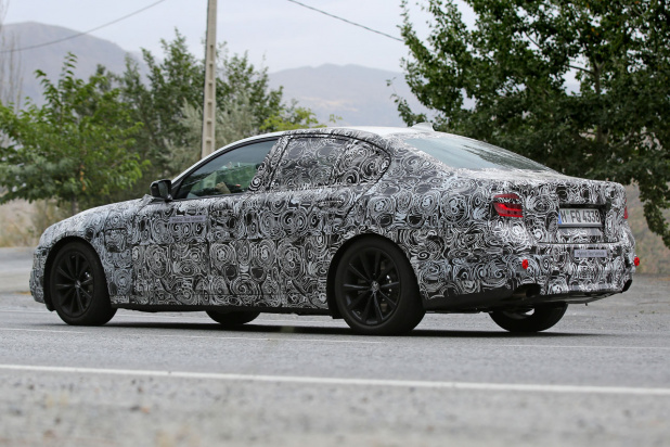 「BMW新型5シリーズの次世代LEDコロナリング点灯姿をキャッチ」の4枚目の画像