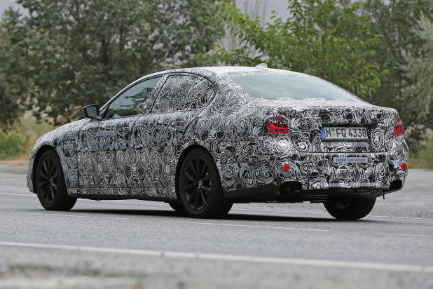 「BMW新型5シリーズの次世代LEDコロナリング点灯姿をキャッチ」の5枚目の画像