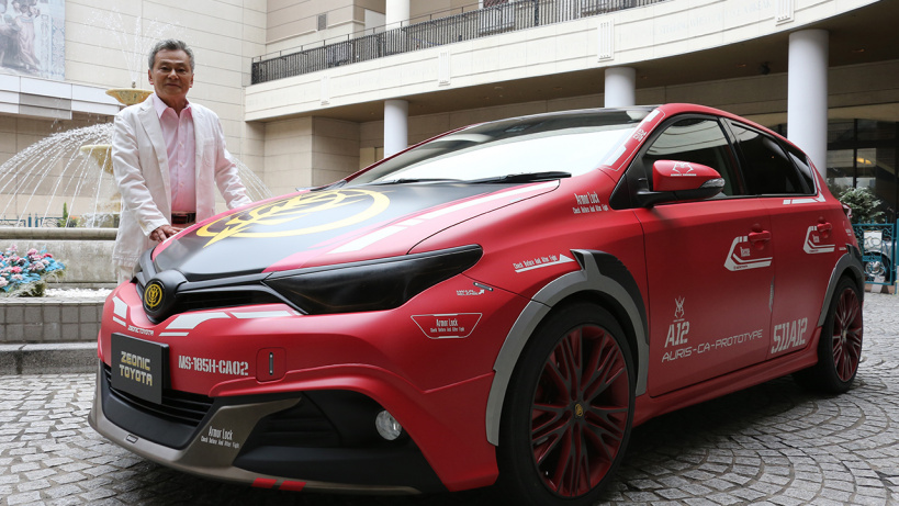 シャア専用オーリス コンセプトモデルを池田秀一氏と精鋭たちがテストドライブ Clicccar Com