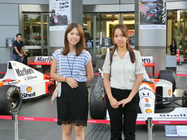 「【F1女子姉妹＠HONDA F1 Fan Meeting】鈴鹿日本GP目前ファンミーティングにドライバーが乗ってきたのは？」の1枚目の画像