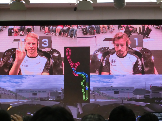 「【F1女子姉妹＠HONDA F1 Fan Meeting】鈴鹿日本GP目前ファンミーティングにドライバーが乗ってきたのは？」の11枚目の画像