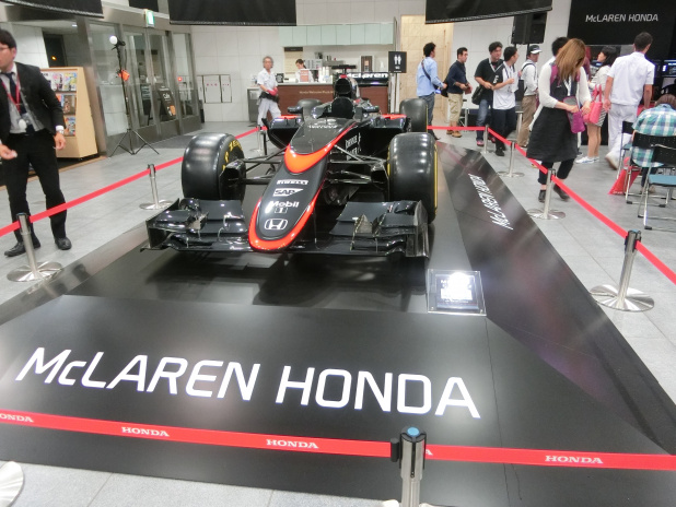 「【F1女子姉妹＠HONDA F1 Fan Meeting】鈴鹿日本GP目前ファンミーティングにドライバーが乗ってきたのは？」の15枚目の画像