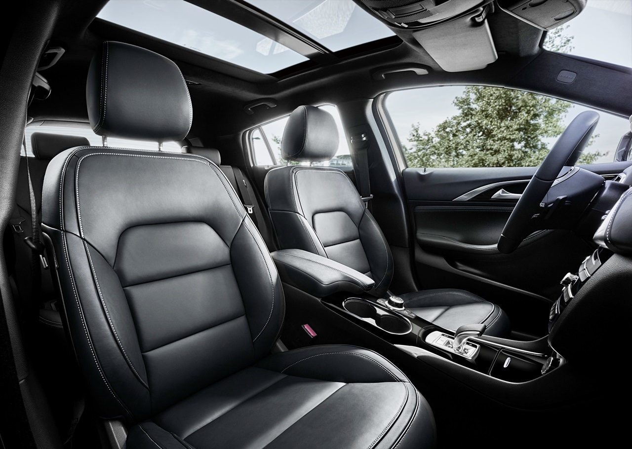 日産がインフィニティ Q30 の市販モデルを世界初公開 フランクフルトショー15 Clicccar Com