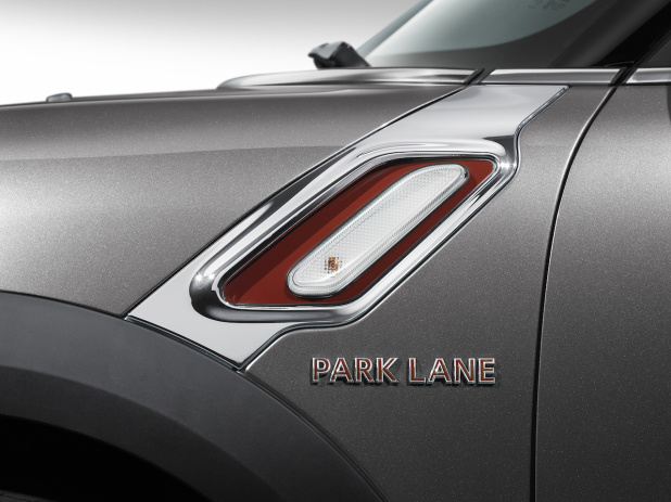 「MINIの起源にちなんだ「MINI Crossover Park Lane」はベース車から16〜36万円高」の2枚目の画像