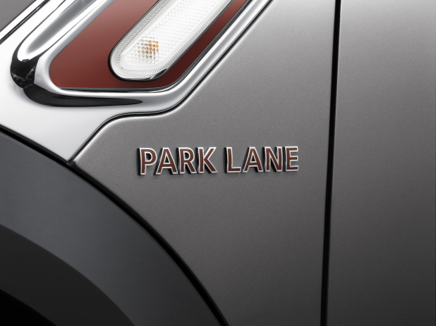 「MINIの起源にちなんだ「MINI Crossover Park Lane」はベース車から16〜36万円高」の9枚目の画像
