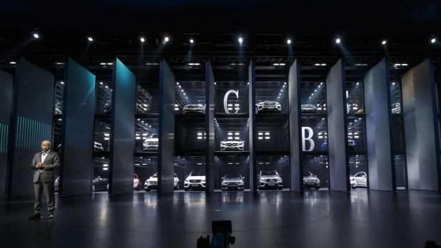 「メルセデス・ベンツが全長が変わる空力ボディのコンセプトカーを披露【フランクフルトショー2015】」の6枚目の画像
