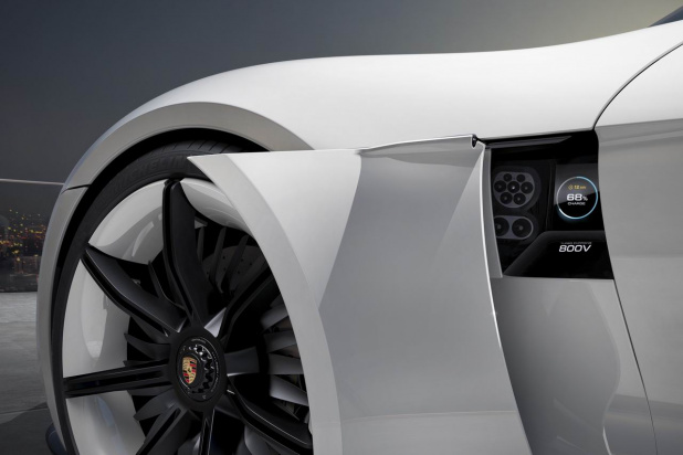 「ポルシェが充電わずか15分の電気自動車コンセプト「Porsche Mission E」公開【フランクフルトショー2015】」の1枚目の画像