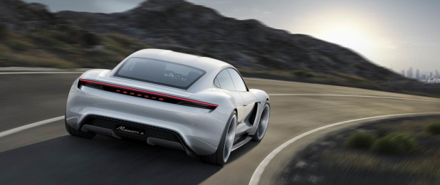 「ポルシェが充電わずか15分の電気自動車コンセプト「Porsche Mission E」公開【フランクフルトショー2015】」の7枚目の画像