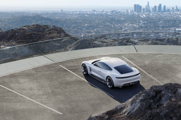 「ポルシェが充電わずか15分の電気自動車コンセプト「Porsche Mission E」公開【フランクフルトショー2015】」の8枚目の画像