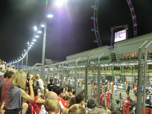 「【F1女子シンガポールGP】レース終了後はポディウム（表彰台）へ走れ！　F女大興奮の最終日」の22枚目の画像
