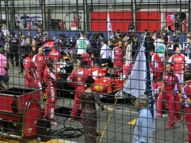 「【F1女子シンガポールGP】レース終了後はポディウム（表彰台）へ走れ！　F女大興奮の最終日」の7枚目の画像