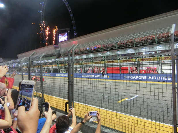 「【F1女子シンガポールGP】レース終了後はポディウム（表彰台）へ走れ！　F女大興奮の最終日」の15枚目の画像
