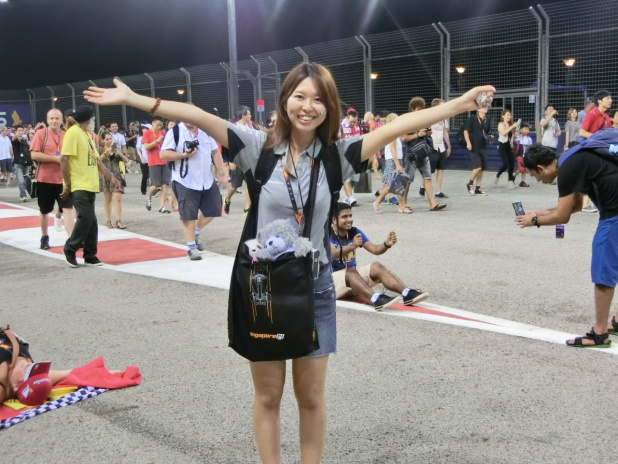 「【F1女子シンガポールGP】レース終了後はポディウム（表彰台）へ走れ！　F女大興奮の最終日」の8枚目の画像