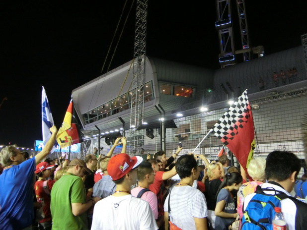 「【F1女子シンガポールGP】レース終了後はポディウム（表彰台）へ走れ！　F女大興奮の最終日」の19枚目の画像