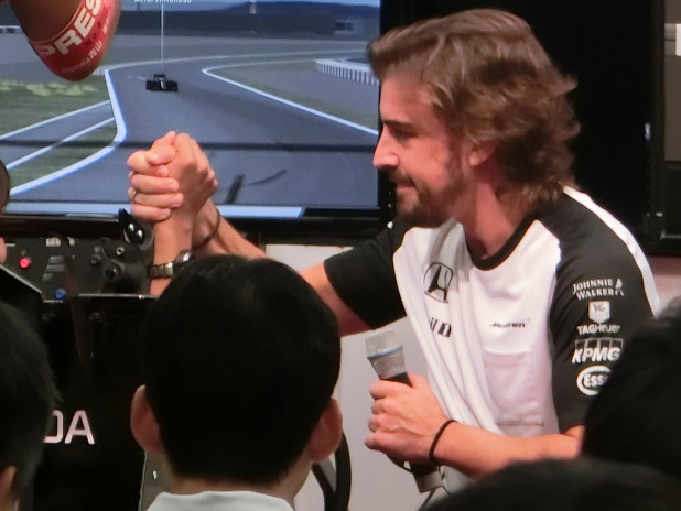 「【F1女子姉妹＠HONDA F1 Fan Meeting】鈴鹿日本GP目前ファンミーティングにドライバーが乗ってきたのは？」の13枚目の画像
