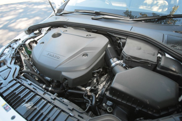「ワゴン以上SUV未満の「V60 Cross Country」は、FF（ディーゼル）と4WD（ガソリン）を設定」の2枚目の画像