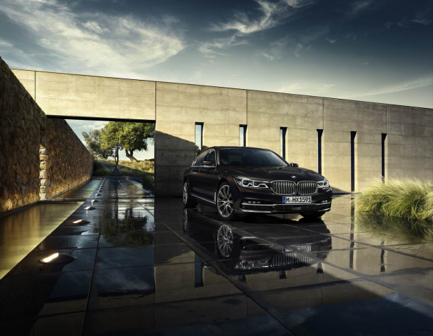 「軽量カーボン使用ボディに先進技術満載「BMW 7シリーズ」は1217万円から」の1枚目の画像