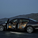 軽量カーボン使用ボディに先進技術満載「BMW 7シリーズ」は1217万円から - BMW 750Li90178441