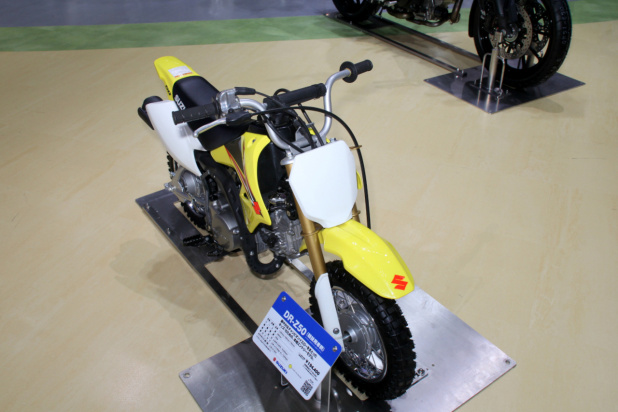 「【東京モーターショー15】スズキは地に足の着いたモデルで「バイクのある楽しさ」を演出！」の2枚目の画像
