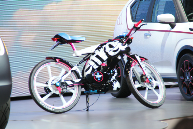 「【東京モーターショー15】スズキは地に足の着いたモデルで「バイクのある楽しさ」を演出！」の4枚目の画像