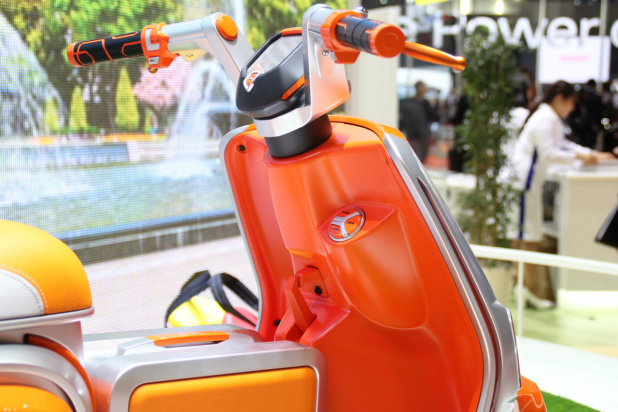「【東京モーターショー15】スズキは地に足の着いたモデルで「バイクのある楽しさ」を演出！」の12枚目の画像