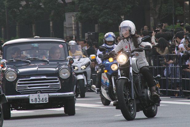 「【東京モーターショー15】荒川静香さんもバイクで参加！「東京モーターショー60周年記念パレード」」の2枚目の画像