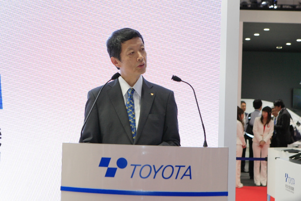 「【東京モーターショー15】豊田自動織機は新型プリウスの4WD車に搭載されるリア走行インバーターを出品」の1枚目の画像