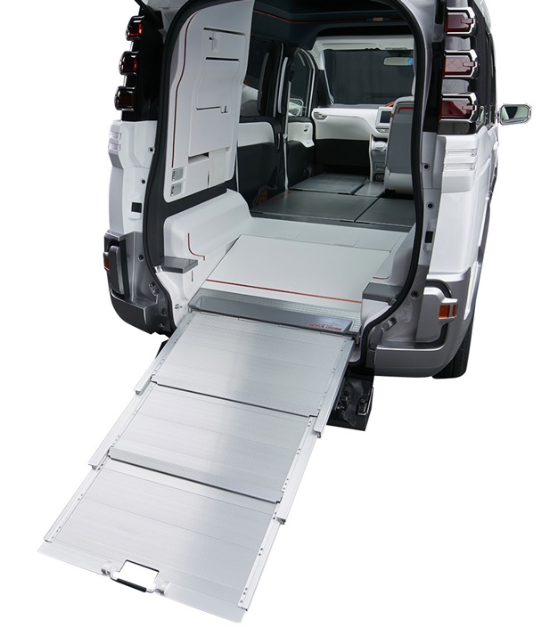 TOYOTA_NOAH_03