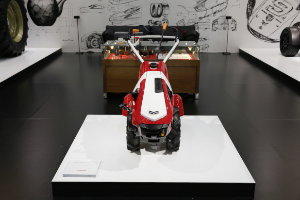 「【東京モーターショー15】奥山ワールドが堪能できるKEN OKUYAMA DESIGNでは「赤いトラクター」が必見」の9枚目の画像