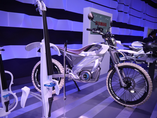 「【東京モーターショー15】ヒト型ロボットを搭載し自律走行するバイクがヤマハブースに登場」の1枚目の画像
