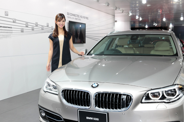 「【東京モーターショー15】厳選美女！ BMWブースには、クリッカー賞2014に輝いたあの人がッ！」の1枚目の画像