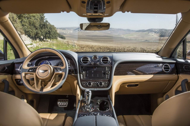 「ベントレー・ベンテイガ画像ギャラリー ― 30万ドル超の高級SUVでラフロードを走る」の5枚目の画像