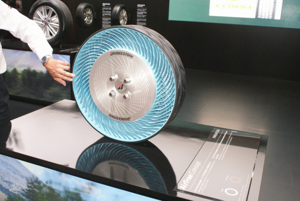 「【東京モーターショー15】タイヤメーカー2社、空気無しタイヤでタイヤの未来を展示」の2枚目の画像