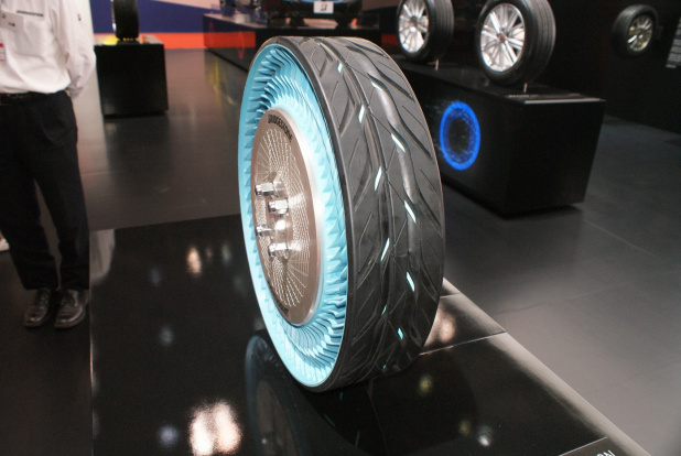 「【東京モーターショー15】タイヤメーカー2社、空気無しタイヤでタイヤの未来を展示」の3枚目の画像